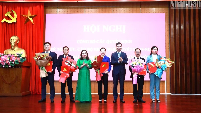 Thường trực Tỉnh ủy Phú Yên trao quyết định và tặng hoa cho lãnh đạo Ban Tuyên Giáo và Dân vận tỉnh.