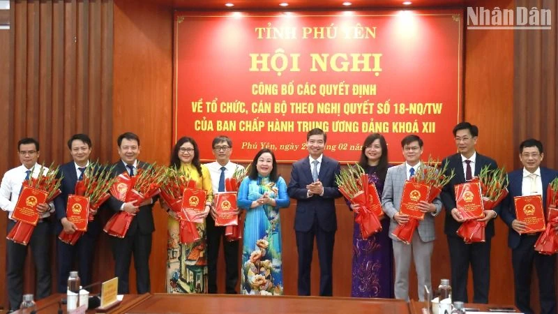 Thường trực Tỉnh ủy Phú Yên trao quyết định cho lãnh đạo các sở ngành sau sắp xếp, tinh gọn bộ máy. 
