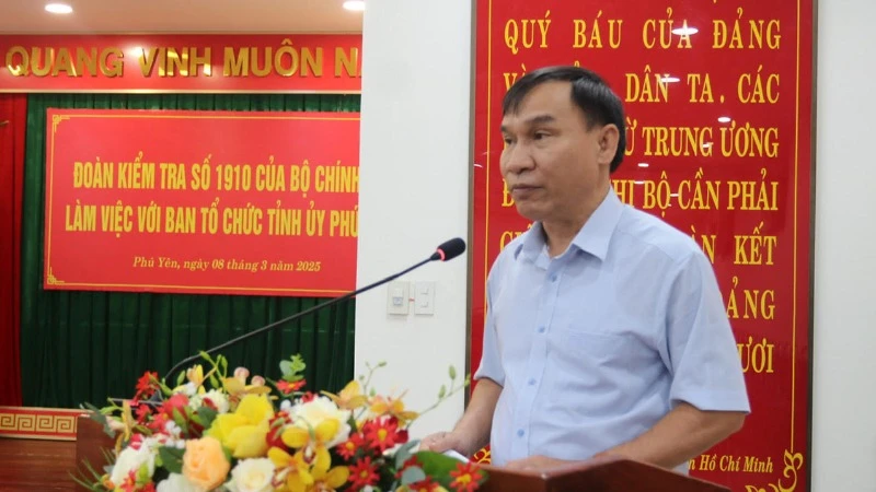 Đồng chí Trần Quốc Hoàn, Trưởng Ban Tổ chức Tỉnh ủy Phú Yên báo cáo tại buổi làm việc.