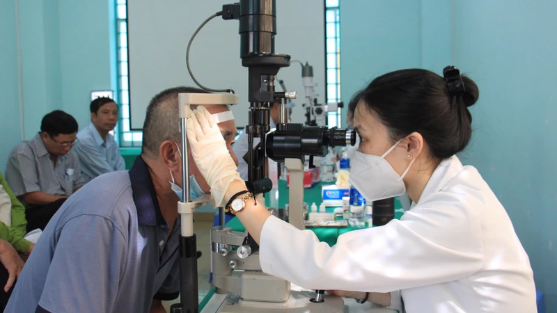 Khám mắt cho các đối tượng chính sách trên địa bàn quận Tân Phú. 