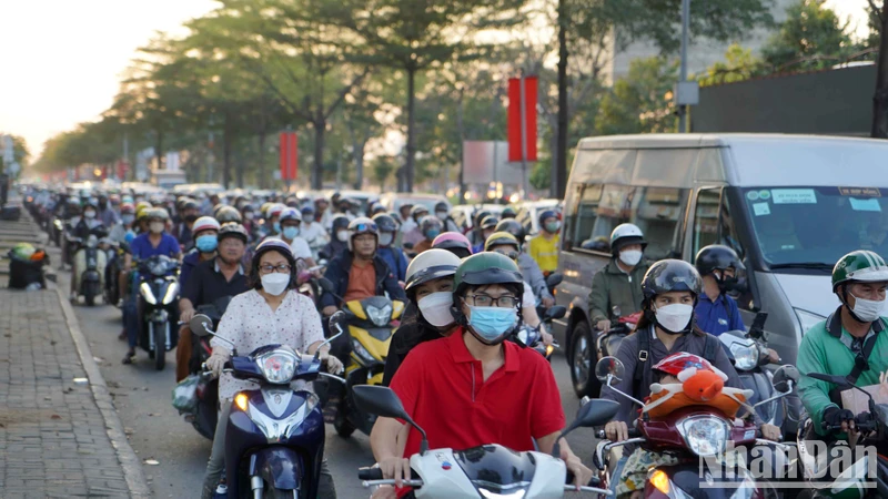 Việc tổ chức giao thông khi chiếm dụng một ngã tư với mật độ giao thông rất lớn, chắc chắn sẽ ảnh hưởng việc đi lại của người dân. Do đó, chủ đầu tư và các nhà thầu hiện tập trung nhiều giải pháp tối ưu nhất giúp giảm kẹt xe khi lưu thông qua giao lộ Nguyễn Văn Linh-Nguyễn Hữu Thọ.