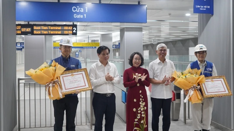 Lãnh đạo thành phố trao bằng khen cho các nhà thầu có thành tích xuất sắc trong việc đẩy nhanh tiến độ hoàn thành các các hạng mục thi công các gói thầu thuộc tuyến Metro số 1 (Bến Thành-Suối Tiên).