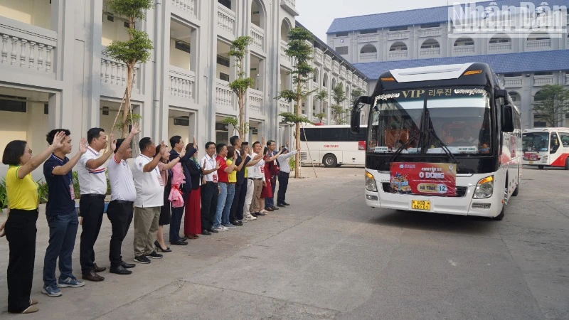 Ban tổ chức tiễn sinh viên, người lao động về quê đón Tết.