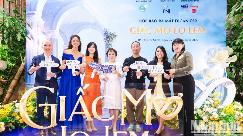 Các đại biểu Khởi động chương trình CSR “Giấc mơ Lọ Lem”.