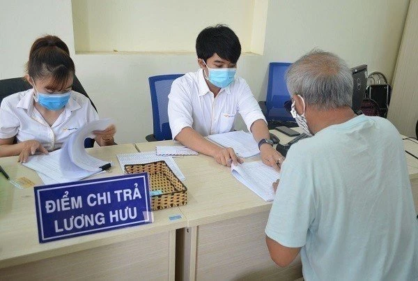 Cán bộ hưu trí nhận lương hưu tại điểm chi trả.