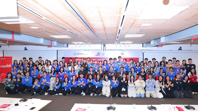 Các bạn trẻ thể hiện sự quyết tâm tại Tọa đàm về "Công ước Phòng, chống tham nhũng của Liên hợp quốc về vai trò của thanh niên trong phòng, chống tham nhũng ở Việt Nam".