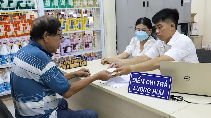 Chi trả lương hưu cho cán bộ hưu trí tại Tây Ninh. Hiện cơ quan Bảo hiểm xã hội đẩy mạnh việc chi trả qua tài khoản cá nhân.