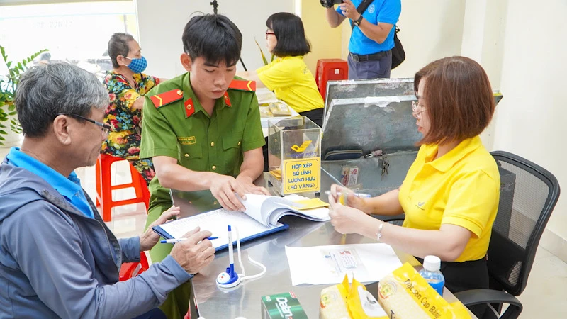 Cơ bản hoàn thành chi trả lương hưu và trợ cấp bảo hiểm xã hội hằng tháng cho 3,41 triệu người. Công tác chi trả tại Thành phố Đà Nẵng. Ảnh: THANH DŨNG.