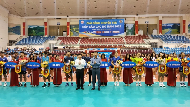Ban tổ chức tặng hoa và cờ lưu niệm cho các câu lạc bộ Bóng chuyền trẻ tại lễ khai mạc, (Ảnh: Hùng Sơn)