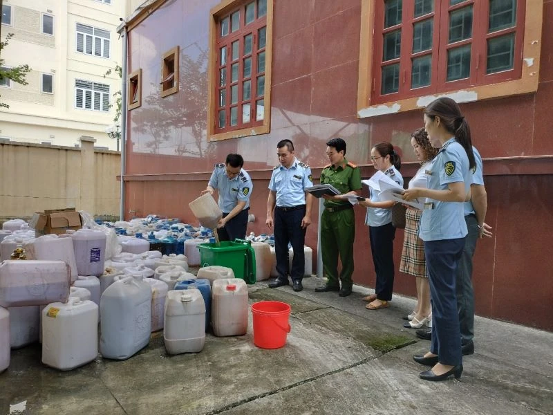 3.991 lít rượu không rõ nguồn gốc, xuất xứ được tiêu hủy theo đúng quy trình. (Ảnh: Văn Lúa)