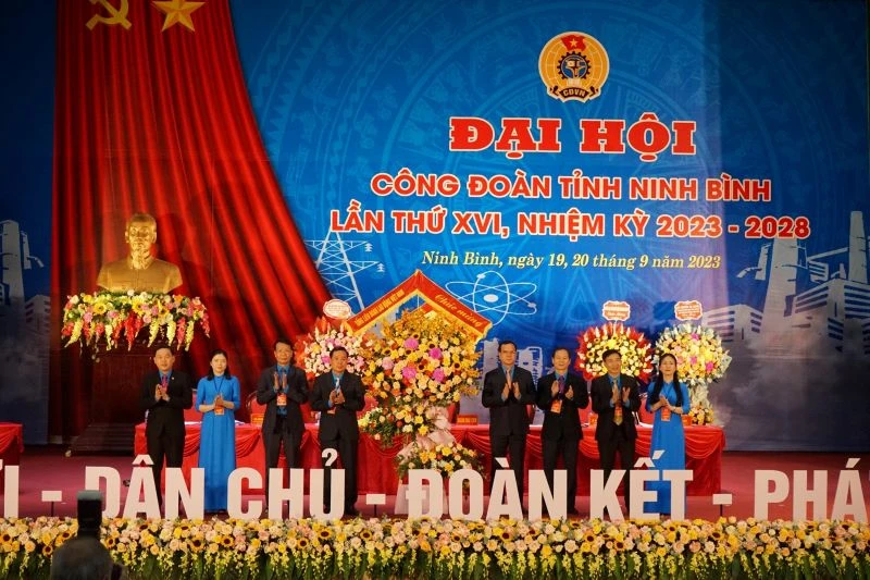 Đồng chí Nguyễn Đình Khang, Ủy viên Trung ương Đảng, Chủ tịch Tổng Liên đoàn lao động Việt Nam tặng hoa chúc mừng đại hội. (Ảnh: Nguyễn Trường)