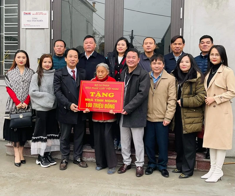 Những ngôi nhà tình nghĩa được hoàn thành và trao tặng trước dịp Tết Nguyên đán nguồn động viên, khích lệ lớn đối với những gia đình có hoàn cảnh đặc biệt khó khăn. (Ảnh: Đinh Nhung)