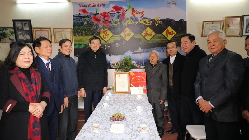 Đồng chí Bí thư Tỉnh ủy Ninh Bình Đoàn Minh Huấn thăm, tặng quà Tết người cao tuổi tại huyện Yên Khánh, tỉnh Ninh Bình. (Ảnh: Minh Quang)