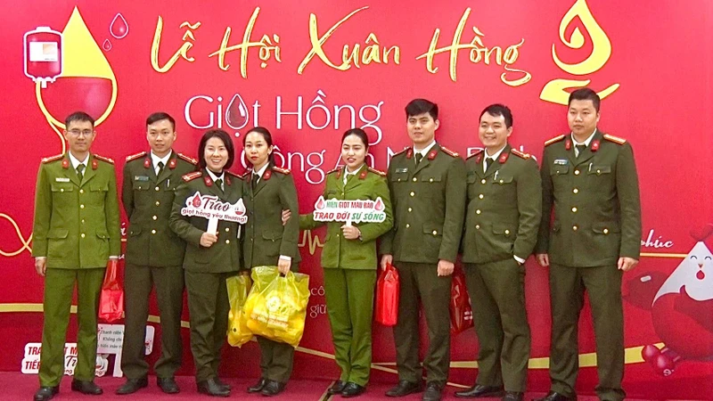Các tình nguyện viên luôn sẵn sàng sẻ chia những giọt máu hồng của mình để mang lại sự sống cho người bệnh. 