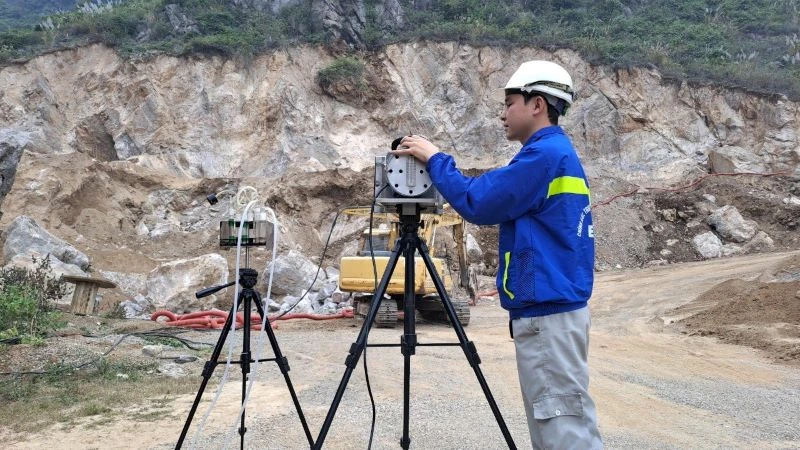 Cơ quan chuyên môn tiến hành đo rung chấn và tiếng ồn tại khu vực Thung Bưởi, xã Phú Sơn, huyện Nho Quan.