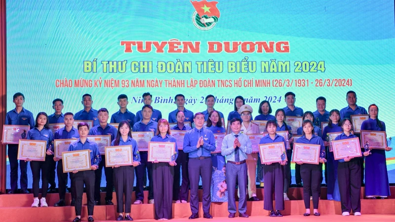 Lãnh đạo Ban Dân vận Tỉnh ủy và Tỉnh đoàn Ninh Bình trao bằng khen cho các đồng chí Bí thư Chi đoàn tiêu biểu năm 2024. (Ảnh: TRƯỜNG GIANG)