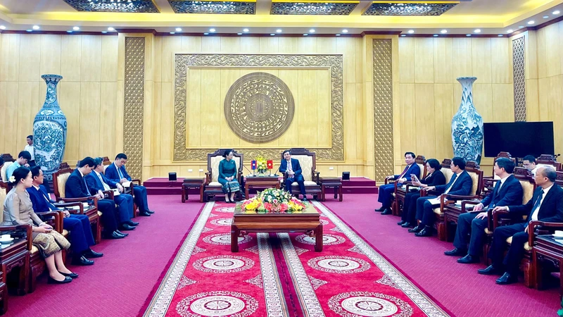 Quang cảnh buổi làm việc.