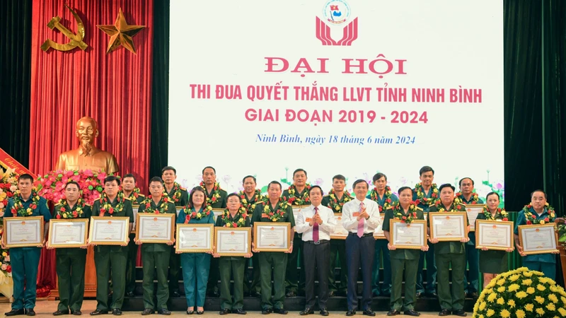 Dịp này nhiều tập thể, cá nhân có thành tích xuất sắc được Ủy ban nhân dân tỉnh Ninh Bình tặng Bằng khen. 