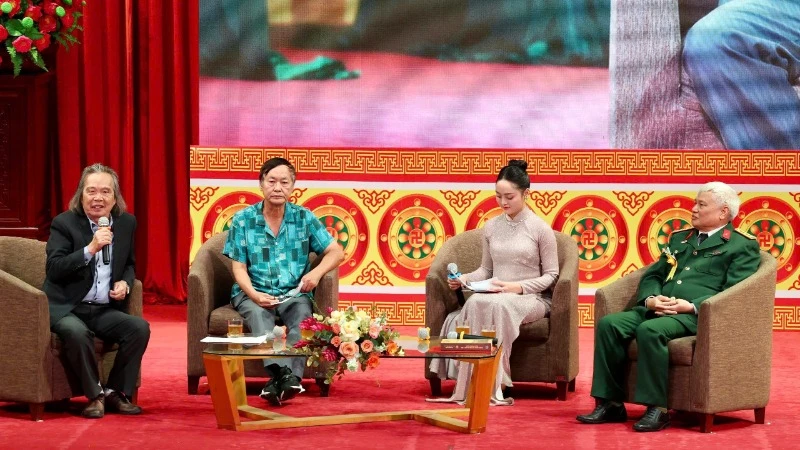 Các đại biểu nêu lên các ý kiến tại tọa đàm “Công đức Đức Thánh Nguyễn với tổ nghề Đúc đồng và Y học Việt Nam”.