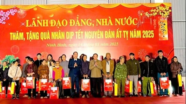 Đồng chí Phó Chủ tịch Nguyễn Khắc Định và đồng chí Mai Văn Tuất, Phó Bí thư Thường trực Tỉnh uỷ, Chủ tịch Hội đồng nhân dân tỉnh Ninh Bình tặng quà cho các hộ nghèo trên địa bàn tỉnh. 