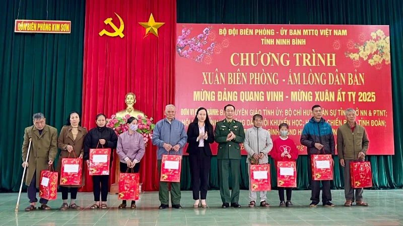 Chương trình đã góp phần giúp bà con và các cháu học sinh các xã vùng biên giới huyện Kim Sơn, tỉnh Ninh Bình có cái Tết ấm áp, vui tươi, đầy đủ hơn.