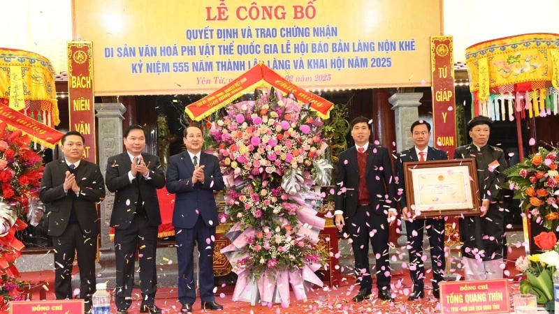 Đồng chí Mai Văn Tuất, Phó Bí thư Thường trực Tỉnh ủy, Chủ tịch HĐND tỉnh Ninh Bình trao Chứng nhận Di sản văn hóa phi vật thể Quốc gia đối với Lễ hội Báo Bản làng Nộn Khê cho đại diện làng Nộn Khê và xã Yên Từ.
