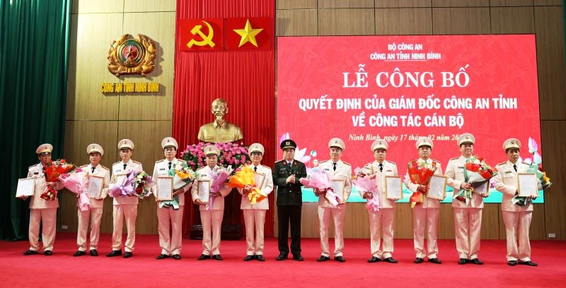 11 đồng chí Đại tá, Thượng tá là lãnh đạo đơn vị xin nghỉ công tác, hưởng chế độ hưu trí. (Ảnh: Phòng PX03)