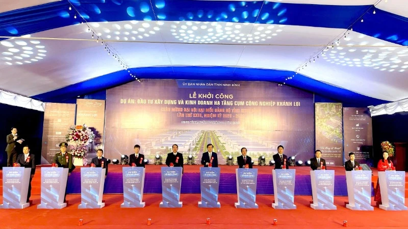 Các đại biểu bấm nút khởi công Dự án đầu tư xây dựng và kinh doanh hạ tầng Cụm công nghiệp Khánh Lợi, huyện Yên Khánh, tỉnh Ninh Bình.