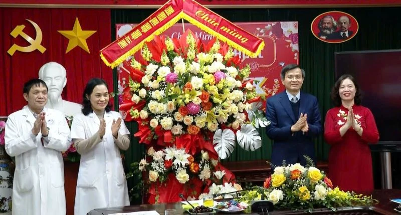 Đồng chí Đoàn Minh Huấn, Ủy viên Trung ương Đảng, Bí thư Tỉnh ủy Ninh Bình thăm và chúc mừng ngành Y tế Ninh Bình nhân dịp kỷ niệm 70 năm ngày Thầy thuốc Việt Nam 27/2. (Ảnh: ĐỨC LAM)
