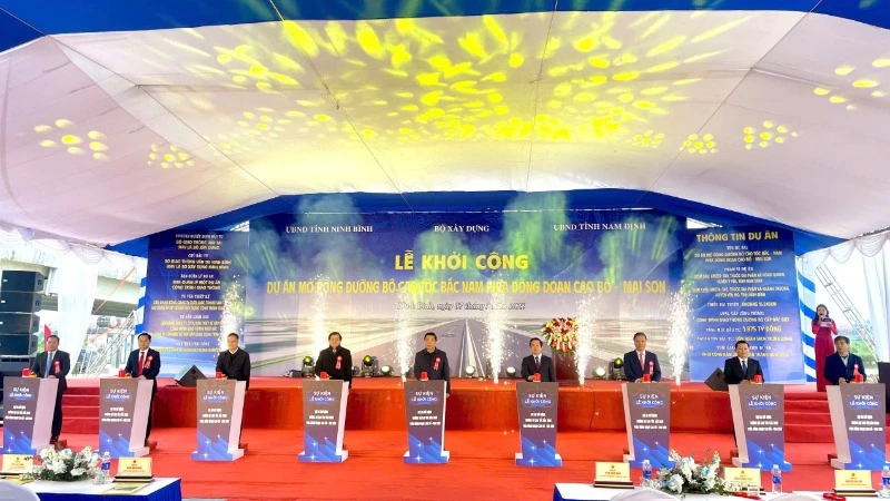Các đại biểu bấm nút khởi công án mở rộng tuyến đường bộ cao tốc bắc-nam phía đông đoạn Cao Bồ-Mai Sơn tại Ninh Bình.
