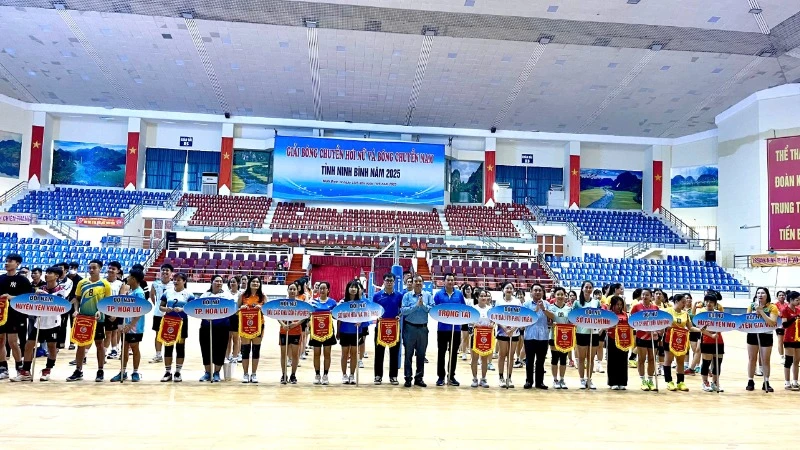 Ban tổ chức trao cờ lưu niệm cho các đội tham gia.