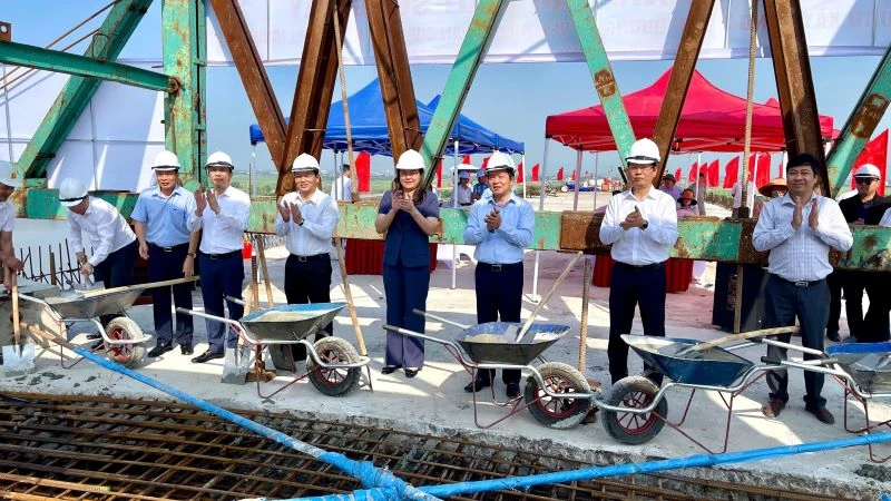 Các đại biểu thực hiện nghi thức hợp long cầu vượt sông Đáy. (Ảnh: YẾN TRINH)