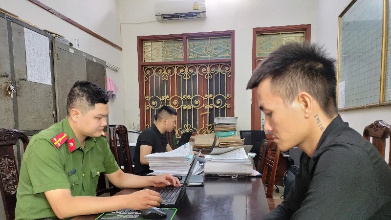 Công an tỉnh Ninh Bình đấu tranh lấy lời khai. (Ảnh: VĂN LÚA)