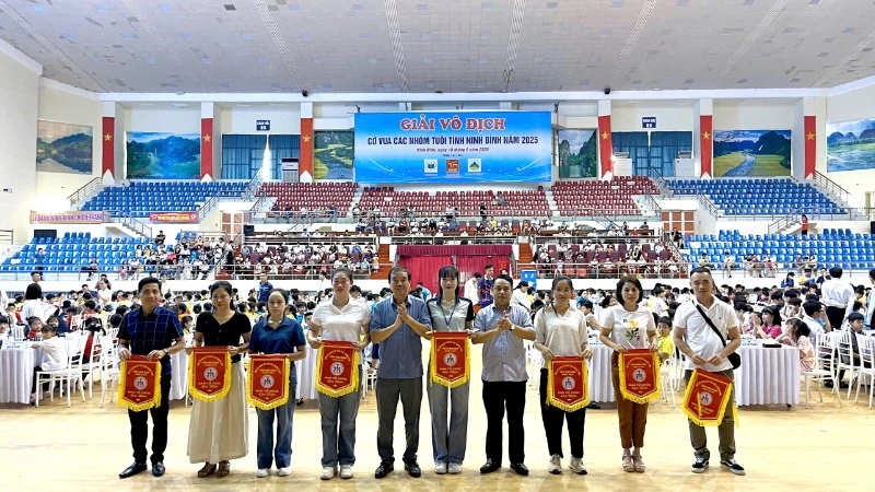 Ban tổ chức trao cờ lưu niệm cho các đơn vị tham gia.