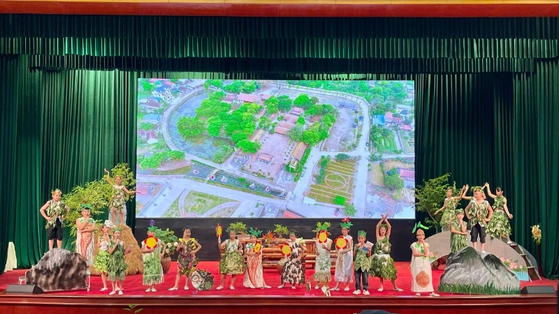 Trình diễn “Trang phục vườn thuốc đời người” tại Hội thảo với thông điệp thuốc nam cùng sức khỏe người Việt, lan tỏa tinh thần dược liệu trong cộng đồng. 