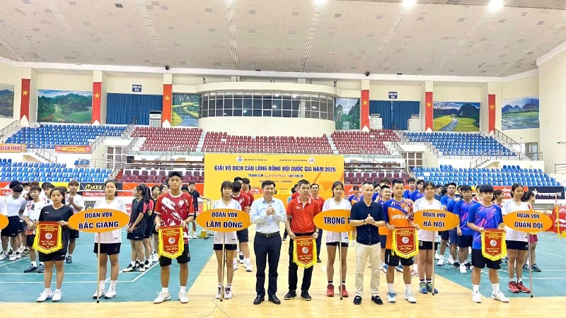 Ban tổ chức giải trao cờ lưu niệm cho các đơn vị tham gia.