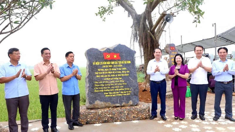 Các đại biểu gắn biển công trình nơi Bác Hồ về thăm tại cánh đồng Chằm, xã Khánh Cư, huyện Yên Khánh. (Ảnh: ĐỨC LAM)