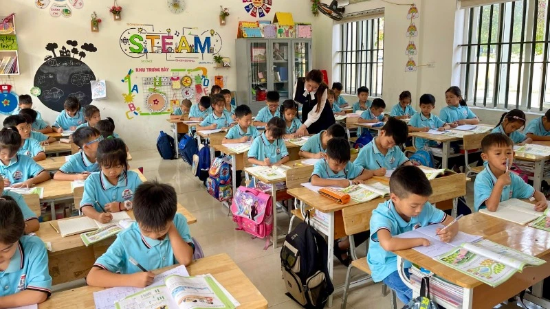 Cơ sở vật chất, trang thiết bị ở các nhà trường được ngành giáo dục Ninh Bình chú trọng đầu tư, tạo điều kiện tốt nhất phục vụ công tác giảng dạy và học tập.