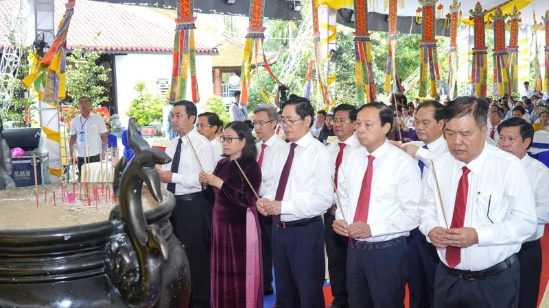 Tập thể Ban lãnh đạo Tỉnh ủy Bà Rịa-Vũng Tàu thắp hương tưởng niệm các anh hùng liệt sĩ, chiến sĩ cách mạng và đồng bào cả nước đã hy sinh tại Côn Đảo.