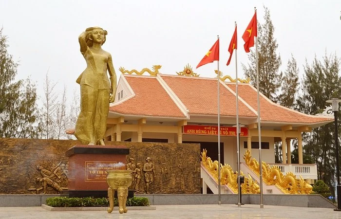 Đền thờ Anh hùng liệt sĩ Võ Thị Sáu tại huyện Đất Đỏ.
