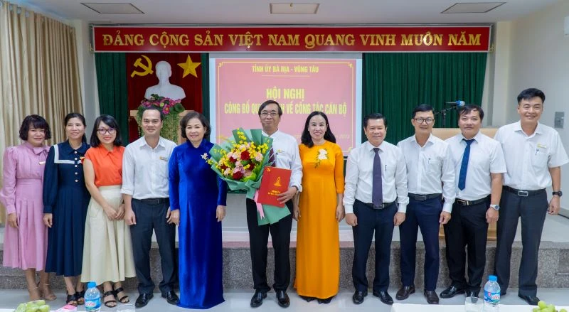 Thường trực Tỉnh ủy và tập thể lãnh đạo Báo Bà Rịa-Vũng Tàu chúc mừng đồng chí Trương Đức Nghĩa giữ chức Tổng Biên tập Báo Bà Rịa-Vũng Tàu.
