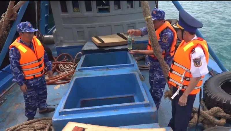Lực lượng chức năng của Bộ Tư lệnh Vùng Cảnh sát biển 3 kiểm tra tàu TG-94458.TS chở khoảng 35.000 lít dầu DO không rõ nguồn gốc. 