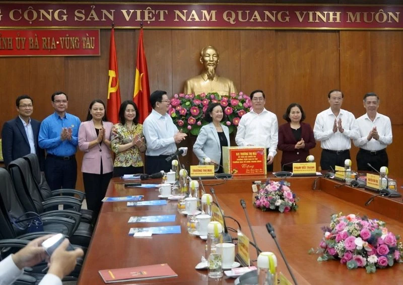 Đồng chí Trương Thị Mai, Ủy viên Bộ Chính trị, Thường trực Ban Bí thư, Trưởng Ban Tổ chức Trung ương làm việc và tặng quà Tết cho Tỉnh ủy Bà Rịa-Vũng Tàu.