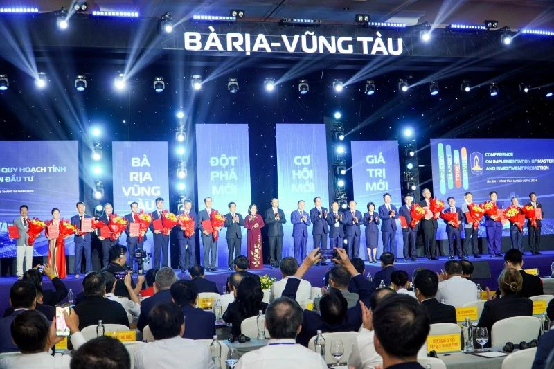 Bà Rịa-Vũng Tàu tiến hành trao Giấy chứng nhận đăng ký đầu tư, Quyết định chủ trương đầu tư cho 15 dự án trong và ngoài nước tiêu biểu. 