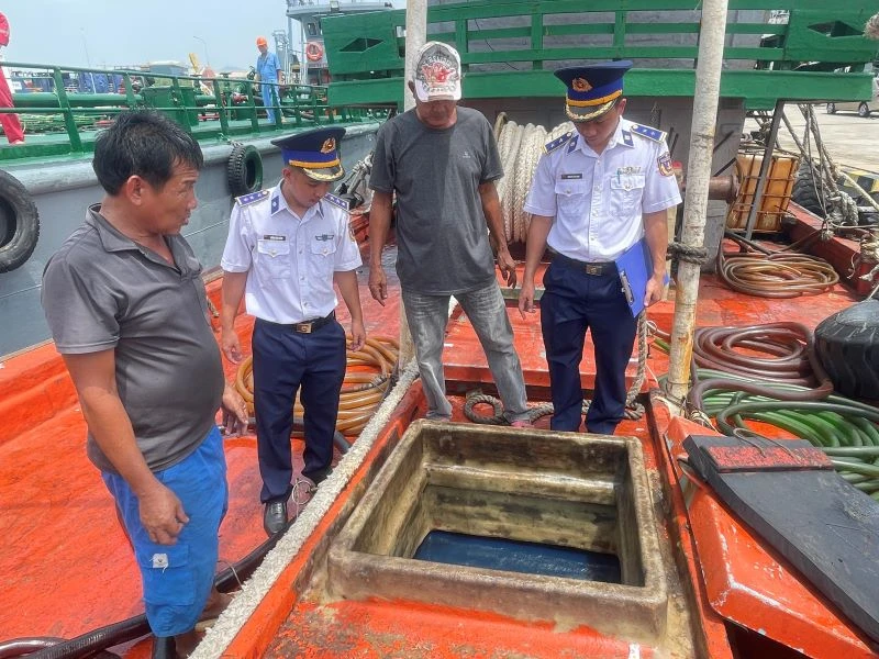 Kiểm tra hàng hóa trên tàu TH-92237-TS tại Hải đội 301 (thành phố Vũng Tàu).