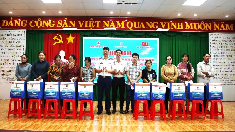 Đại tá Cao Xuân Quận Phó Chính ủy Bộ Tư lệnh Vùng Cảnh sát biển 3 và lãnh đạo Ban Dân vận Thành ủy Vũng Tàu trao quà cho các gia đình chính sách, ngư dân có hoàn cảnh khó khăn.