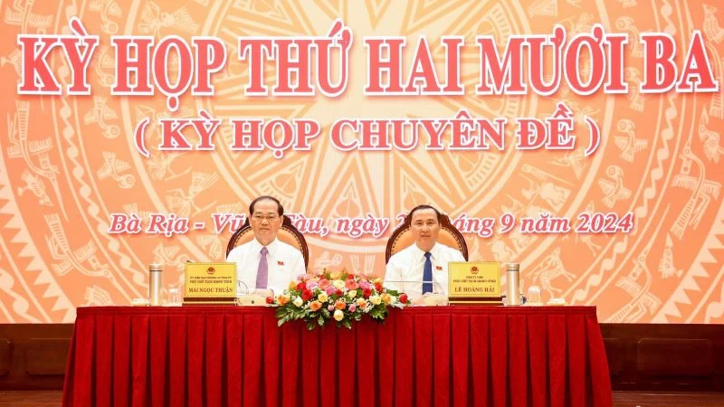 Ông Mai Ngọc Thuận (bên trái), Ủy viên Ban Thường vụ Tỉnh ủy, Phó Chủ tịch Thường trực Hội đồng nhân dân tỉnh, tại kỳ họp chuyên đề Hội đồng nhân dân tỉnh.