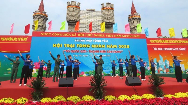 Biểu diễn văn nghệ tại Hội trại Tòng quân thành phố Vũng Tàu năm 2025.