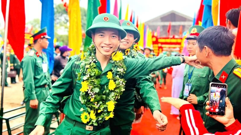 Tân binh thành phố Vũng Tàu hăng hái lên đường làm nhiệm vụ. (Ảnh KH)