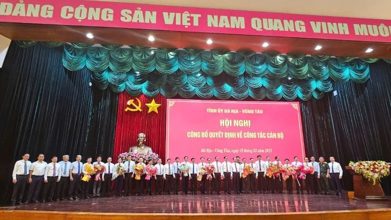 Ban Thường vụ Tỉnh ủy chúc mừng 20 đồng chí được điều động, bổ nhiệm tại hội nghị.